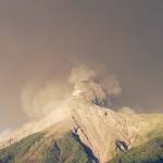 Insivumeh alertó sobre el posible incremento de lahar en la barranca Ceniza, por las lluvias en el Volcán de Fuego. Foto de referencia del volcán de Fuego: Archivo la Hora