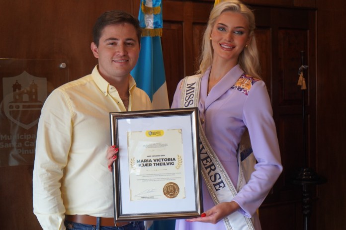 Victoria Kjær junto al alcalde, Sebastian Siero.