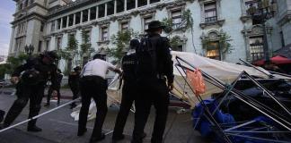 "Este país necesita orden, no obstrucción", expresa el ministro de Gobernación, Francisco Jiménez, tras el desalojo de los afiliados del STEG frente al Palacio Nacional.