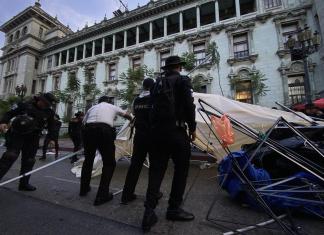 "Este país necesita orden, no obstrucción", expresa el ministro de Gobernación, Francisco Jiménez, tras el desalojo de los afiliados del STEG frente al Palacio Nacional.