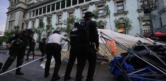 "Este país necesita orden, no obstrucción", expresa el ministro de Gobernación, Francisco Jiménez, tras el desalojo de los afiliados del STEG frente al Palacio Nacional.