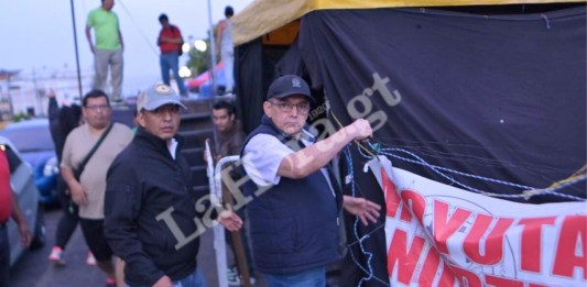 Supuestos maestros defendieron a Joviel Acevedo durante el desalojo del Sindicato de Trabajadores de la Educación de Guatemala (STEG). Foto La Hora: Fabricio Alonzo