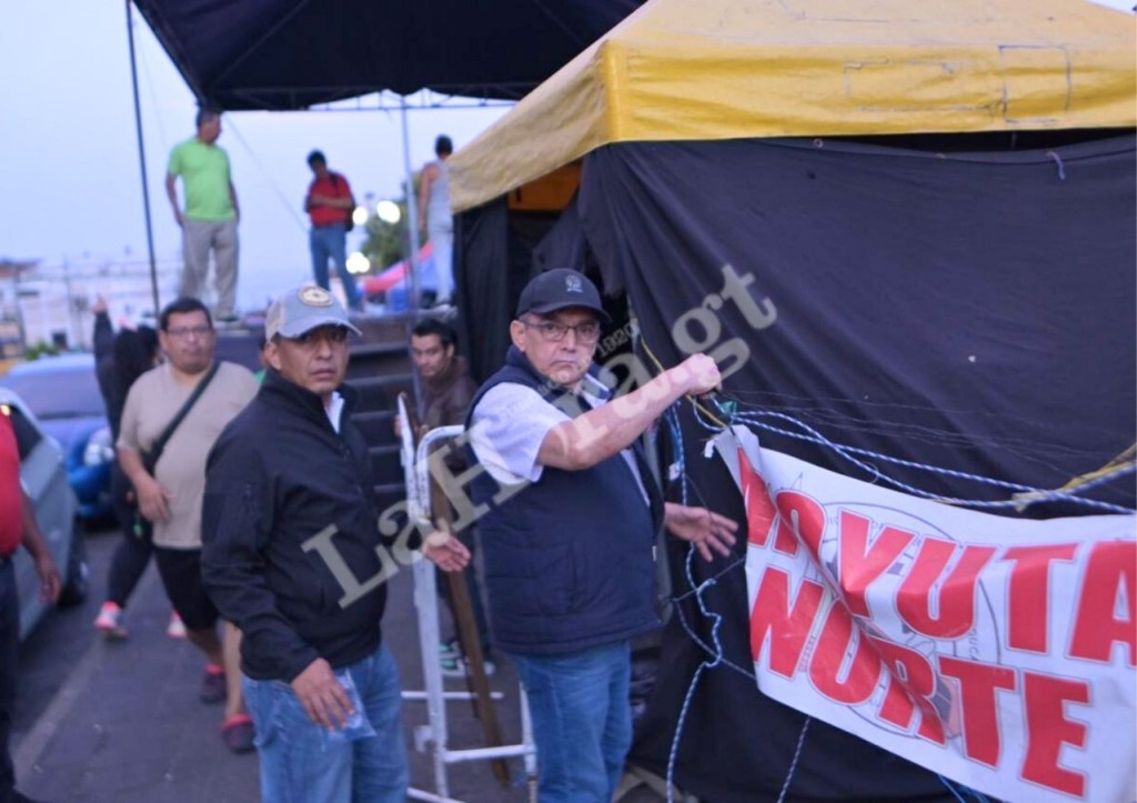 Supuestos maestros defendieron a Joviel Acevedo durante el desalojo del Sindicato de Trabajadores de la Educación de Guatemala (STEG). Foto La Hora: Fabricio Alonzo