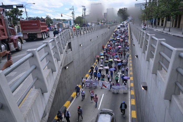 Afiliados del STEG mantienen una caminata como nuevo metodo de manifestación tras bloqueo sobre el Puente Belice.