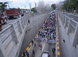 Afiliados del STEG mantienen una caminata como nuevo metodo de manifestación tras bloqueo sobre el Puente Belice.