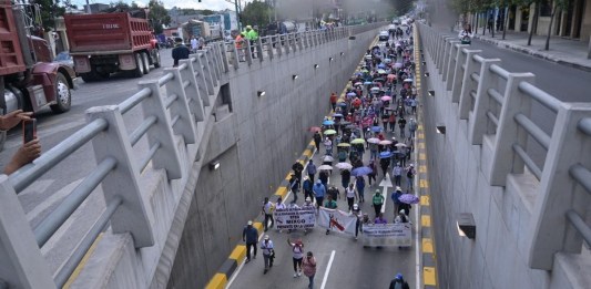 Afiliados del STEG mantienen una caminata como nuevo metodo de manifestación tras bloqueo sobre el Puente Belice.