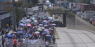 Luego de una intensa jornada de bloqueos por parte del STEG de Joviel Acevedo, al rededor del medio día los puntos fueron habilitados. Foto: Fabricio Alonzo