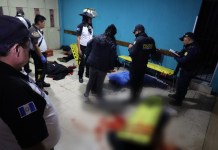 El Ministerio de Gobernación anuncia la denuncia y explusión de agentes de la PNC que dejaron su puesto durante ataque armado a velorio en zona 1.