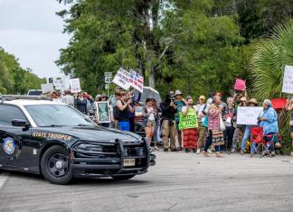 "Arresten a estos inmundos": Trump ordena capturar a migrantes que arrojen objetos contra ICE. Foto La Hora: Trump.