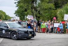 «Arresten a estos inmundos»: Trump ordena la captura de migrantes que arrojen objetos contra ICE "Arresten a estos inmundos": Trump ordena capturar a migrantes que arrojen objetos contra ICE. Foto La Hora: Trump.