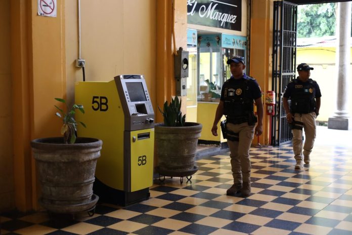 La Policía Nacional Civil (PNC) dio a conocer el plan para evitar delitos durante el pago del Bono 14 en 2025. Foto: Mingob