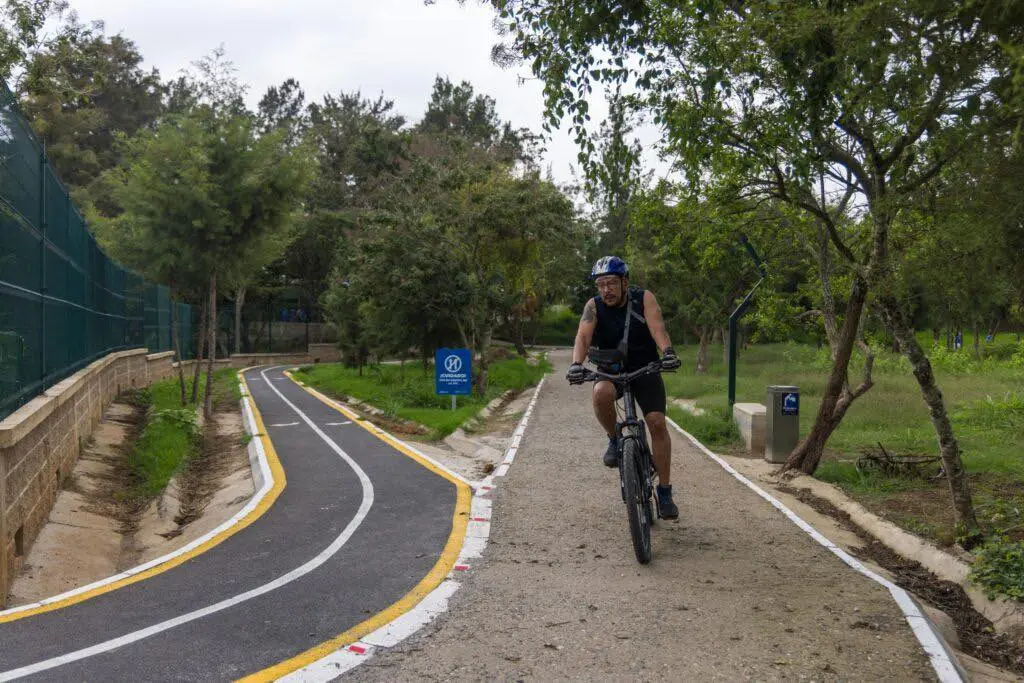Un visitante aprovecha los senderos del Parque Erick Barrondo para practicar ciclismo recreativo en un entorno natural.