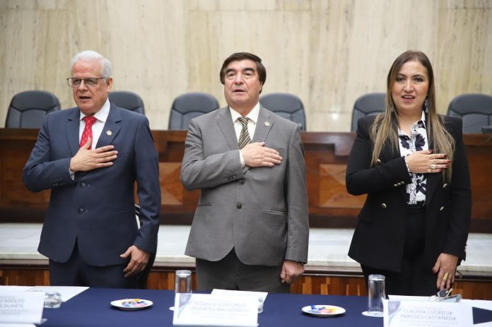 De izquierda a derecha: Los magistrados Gustavo Morales Duarte, Teódulo Cifuentes Maldonado y Claudia Paredes.