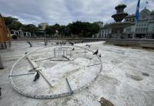 Personal de la municipalidad comienza con los trabajos de limpieza en la Plaza de Constitución tras el retiro de campamentos del STEG.