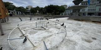 Personal de la municipalidad comienza con los trabajos de limpieza en la Plaza de Constitución tras el retiro de campamentos del STEG.