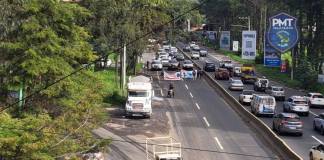 Reportan bloqueo en la ruta CA-9 Norte, realizado por transportistas que señalan a la municipalidad de imponer multas e impedimento de paso a transporte pesado.