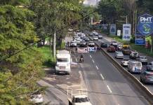Transportistas bloquean km 22 de la CA-9 Sur en protesta contra multas de municipalidad Reportan bloqueo en la ruta CA-9 Norte, realizado por transportistas que señalan a la municipalidad de imponer multas e impedimento de paso a transporte pesado.