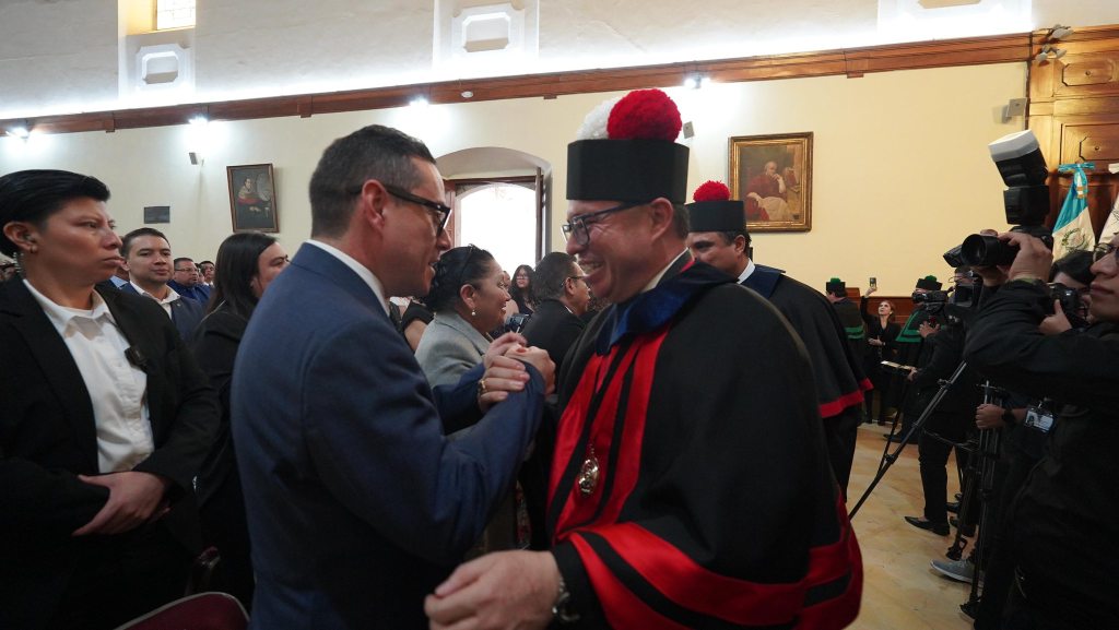 El secretario general del MP estuvo presente en la toma de posesión de Henry Arriaga como decano de derecho de la USAC. Foto La Hora: USAC