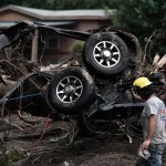 Integrante de los cuerpos de búsqueda y rescate que se encuentran trabajando en el condado de Kerr, Texas. Foto La Hora: EFE