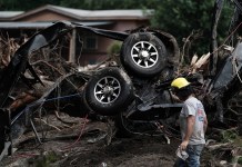 Integrante de los cuerpos de búsqueda y rescate que se encuentran trabajando en el condado de Kerr, Texas. Foto La Hora: EFE
