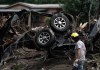 Integrante de los cuerpos de búsqueda y rescate que se encuentran trabajando en el condado de Kerr, Texas. Foto La Hora: EFE