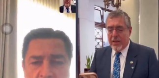 El director técnico de la selección nacional de Guatemala, Luis Fernado Tena, habló con el presidente Bernardo Arévalo. Foto La Hora. Bernardo Arévalo