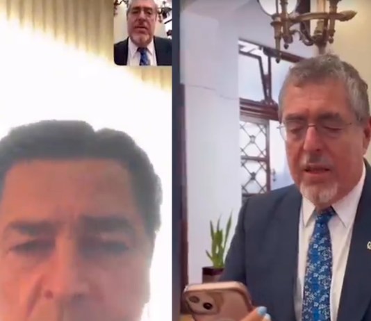 El director técnico de la selección nacional de Guatemala, Luis Fernado Tena, habló con el presidente Bernardo Arévalo. Foto La Hora. Bernardo Arévalo