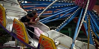Una de las atracciones de la feria son los juegos mecánicos, donde grandes y pequeños disfrutan momentos de adrenalina. Foto La Hora. Daniel Ramírez.