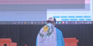 El Obelisco empieza a pintarse de azul y blanco con la llegada de los aficionados de la selección de Guatemala. Foto La Hora: Fabricio Alonzo
