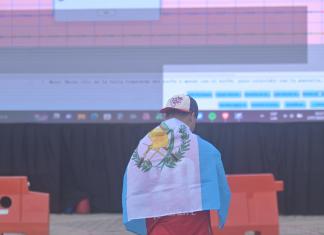 El Obelisco empieza a pintarse de azul y blanco con la llegada de los aficionados de la selección de Guatemala. Foto La Hora: Fabricio Alonzo