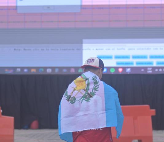 El Obelisco empieza a pintarse de azul y blanco con la llegada de los aficionados de la selección de Guatemala. Foto La Hora: Fabricio Alonzo