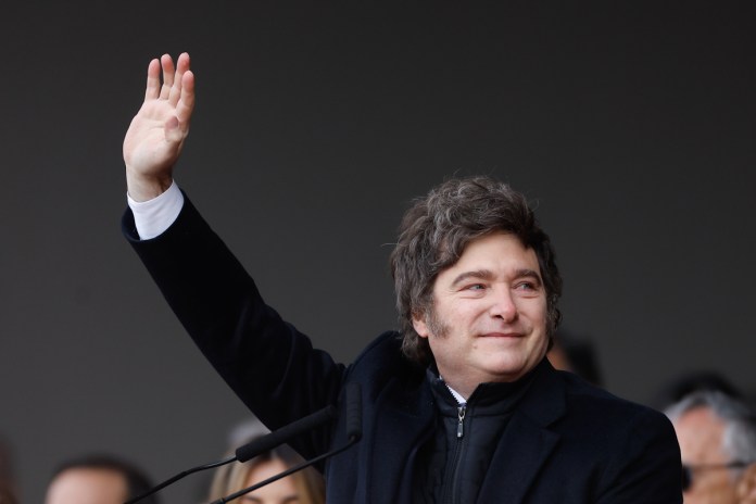 El presidente de Argentina, Javier Milei, saluda durante la 137 Exposición de Ganadería, Agricultura e Industria Internacional. Foto La Hora: EFE