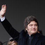 El presidente de Argentina, Javier Milei, saluda durante la 137 Exposición de Ganadería, Agricultura e Industria Internacional. Foto La Hora: EFE
