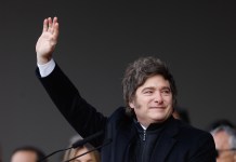 El presidente de Argentina, Javier Milei, saluda durante la 137 Exposición de Ganadería, Agricultura e Industria Internacional. Foto La Hora: EFE