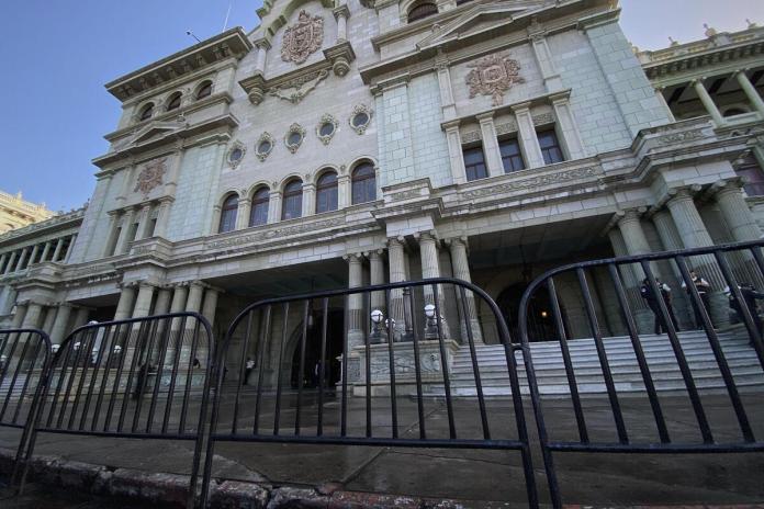 Panorama del Palacio Nacional tras el desalojo de afiliados del STEG que acampaban en modo de protesta