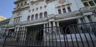 Panorama del Palacio Nacional tras el desalojo de afiliados del STEG que acampaban en modo de protesta