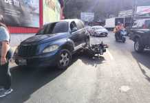 Motocicleta choca contra vehículo tras intentar rebasar tráfico en Villa Hermosa, San Miguel Petapa.