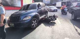 Motocicleta choca contra vehículo tras intentar rebasar tráfico en Villa Hermosa, San Miguel Petapa.