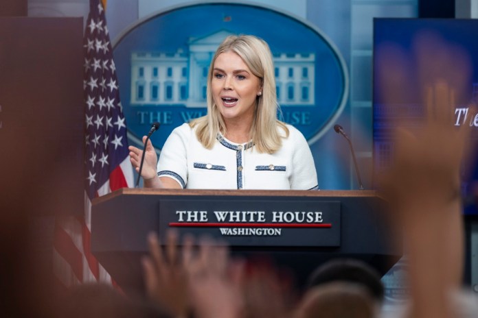 La Casa Blanca dice que Trump goza de buena salud tras mostrar moretones en una mano