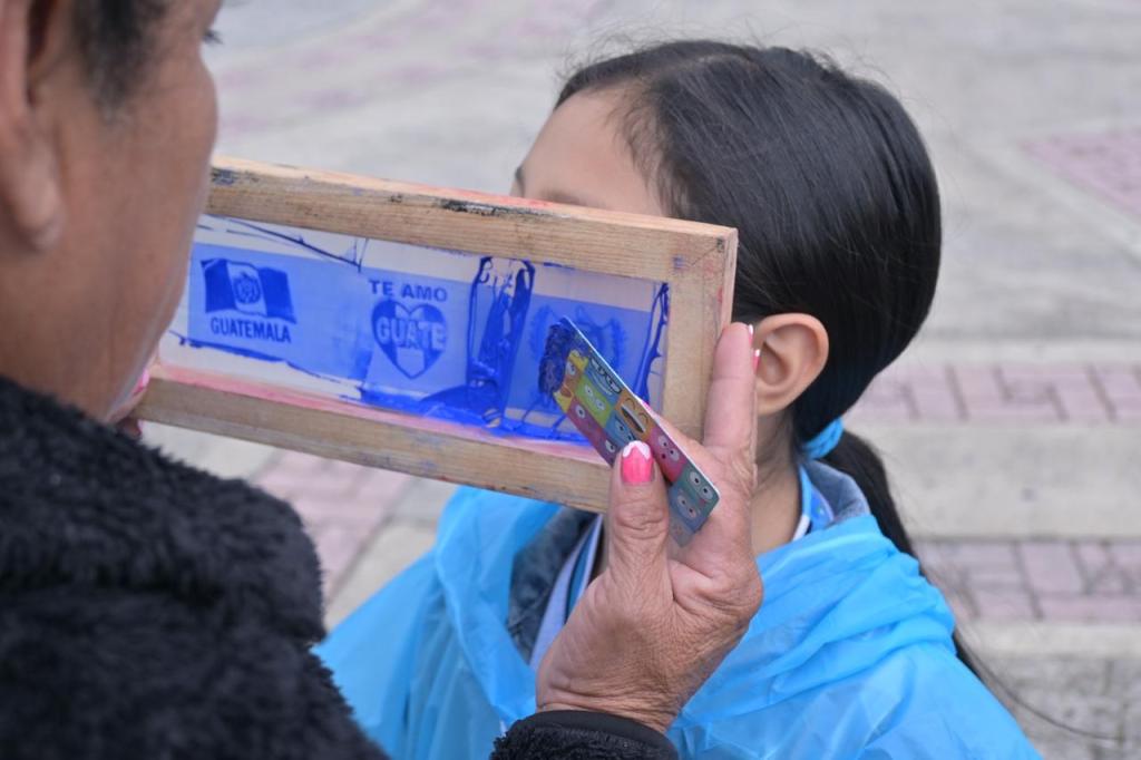 El Obelisco empieza a pintarse de azul y blanco con la llegada de los aficionados de la selección de Guatemala. Foto La Hora: Fabricio Alonzo