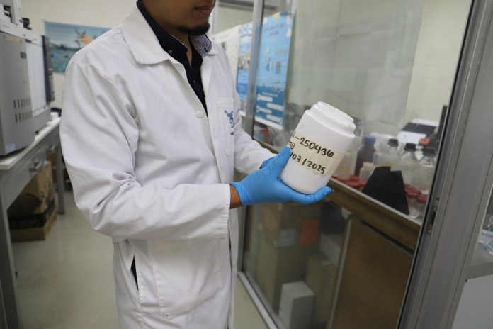 AMSA realiza muestreo para identificar posibles fuentes de contaminación por olores tóxico en Villa Nueva. Foto La Hora: AMSA.