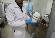 AMSA realiza muestreo para identificar posibles fuentes de contaminación por olores tóxico en Villa Nueva. Foto La Hora: AMSA.