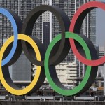 Foto del primero del 2024, los anillos olímpicos siendo reinstalados tras removerlos para darles mantenimiento previo a los Juegos Olímpicos de Tokio 2020. (AP Foto/Eugene Hoshiko, Archivo)