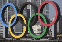 Comité Olímpico de Estados Unidos prohíbe a mujeres trans competir en deportes femeninos Foto del primero del 2024, los anillos olímpicos siendo reinstalados tras removerlos para darles mantenimiento previo a los Juegos Olímpicos de Tokio 2020. (AP Foto/Eugene Hoshiko, Archivo)