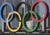 Foto del primero del 2024, los anillos olímpicos siendo reinstalados tras removerlos para darles mantenimiento previo a los Juegos Olímpicos de Tokio 2020. (AP Foto/Eugene Hoshiko, Archivo)