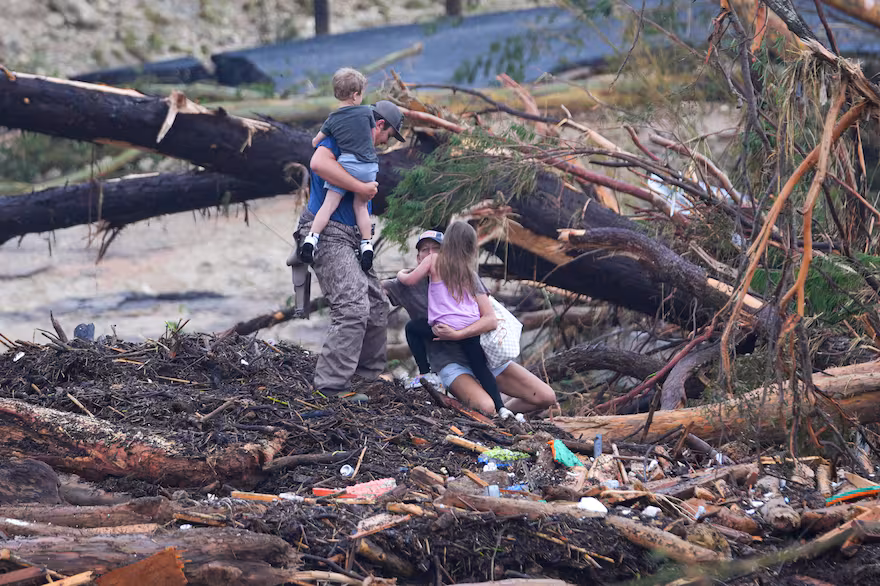 Inundaciones en Texas arrastran temor a las familias.