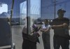 Personas esperan afuera de Glass House Farms, un día después de una redada de inmigración en las instalaciones, el viernes 11 de julio de 2025, en Camarillo, California. (Foto AP/Jae C. Hong)