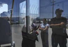 Juez ordena a Gobierno de Trump detener arrestos contra migrantes en California Personas esperan afuera de Glass House Farms, un día después de una redada de inmigración en las instalaciones, el viernes 11 de julio de 2025, en Camarillo, California. (Foto AP/Jae C. Hong)