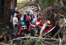 "Buscamos un milagro", expresa Ismael Aldaba, presidente de la fundación 911 México, declaró que durante su participación ante las inundaciones reportadas en Texas.