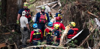"Buscamos un milagro", expresa Ismael Aldaba, presidente de la fundación 911 México, declaró que durante su participación ante las inundaciones reportadas en Texas.